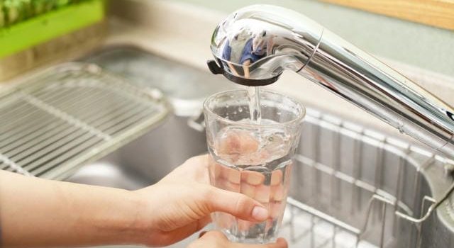 ガラス容器の魅力と業務用発注で押さえるべきポイントと最新動向について